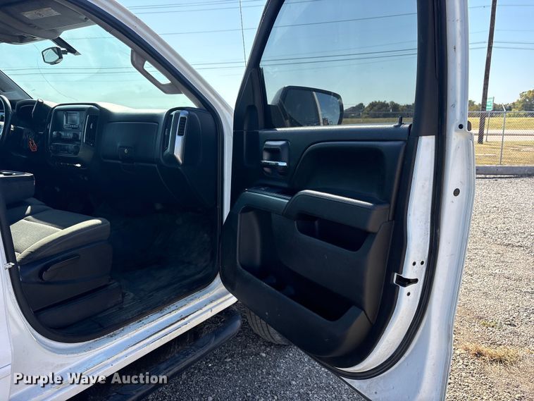 image for item ET7261 2015 Chevrolet Silverado 2500HD Crew Cab pickup truck