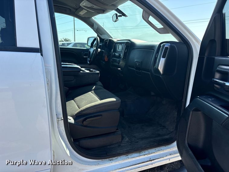 image for item ET7261 2015 Chevrolet Silverado 2500HD Crew Cab pickup truck