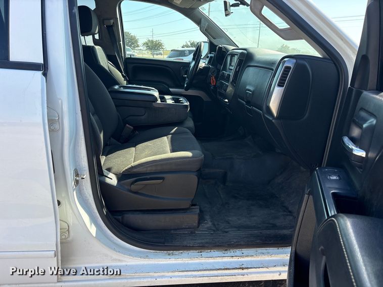 image for item ET7261 2015 Chevrolet Silverado 2500HD Crew Cab pickup truck