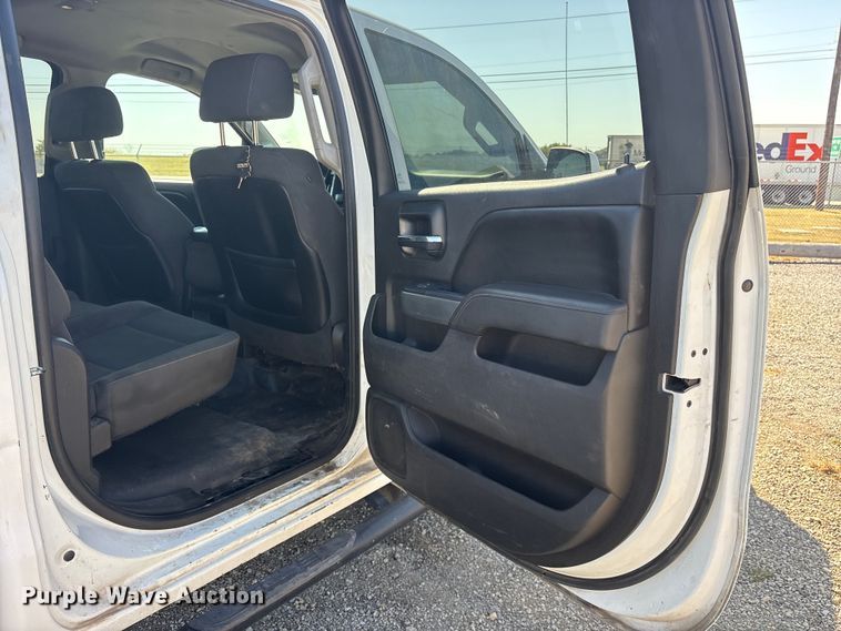 image for item ET7261 2015 Chevrolet Silverado 2500HD Crew Cab pickup truck