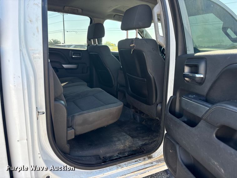 image for item ET7261 2015 Chevrolet Silverado 2500HD Crew Cab pickup truck