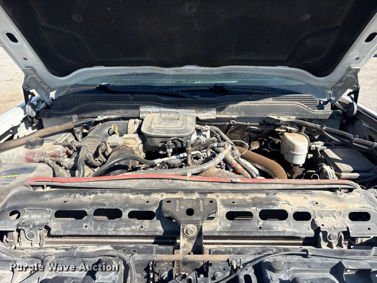 image for item ET7261 2015 Chevrolet Silverado 2500HD Crew Cab pickup truck