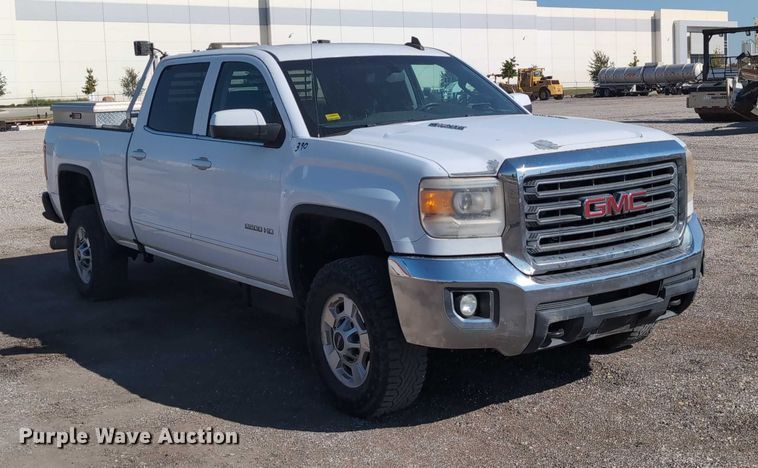 image for item ET7262 2015 GMC Sierra 2500HD Crew Cab pickup truck