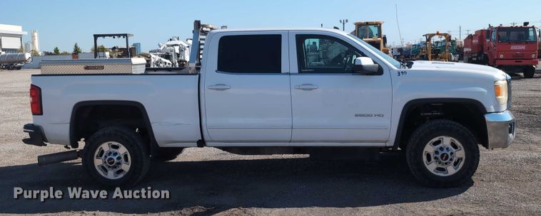 image for item ET7262 2015 GMC Sierra 2500HD Crew Cab pickup truck
