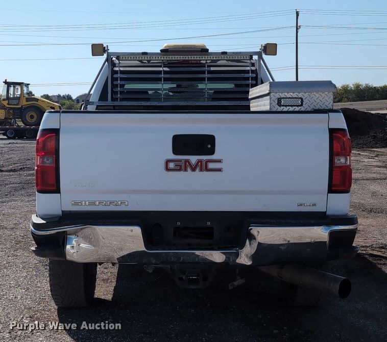 image for item ET7262 2015 GMC Sierra 2500HD Crew Cab pickup truck