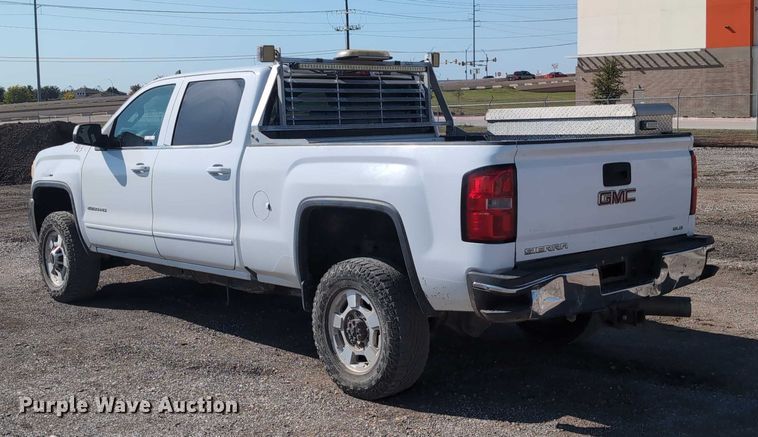 image for item ET7262 2015 GMC Sierra 2500HD Crew Cab pickup truck