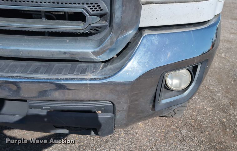 image for item ET7262 2015 GMC Sierra 2500HD Crew Cab pickup truck