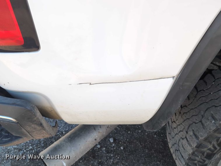 image for item ET7262 2015 GMC Sierra 2500HD Crew Cab pickup truck