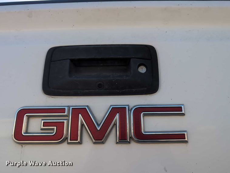 image for item ET7262 2015 GMC Sierra 2500HD Crew Cab pickup truck