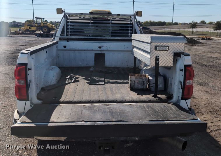 image for item ET7262 2015 GMC Sierra 2500HD Crew Cab pickup truck