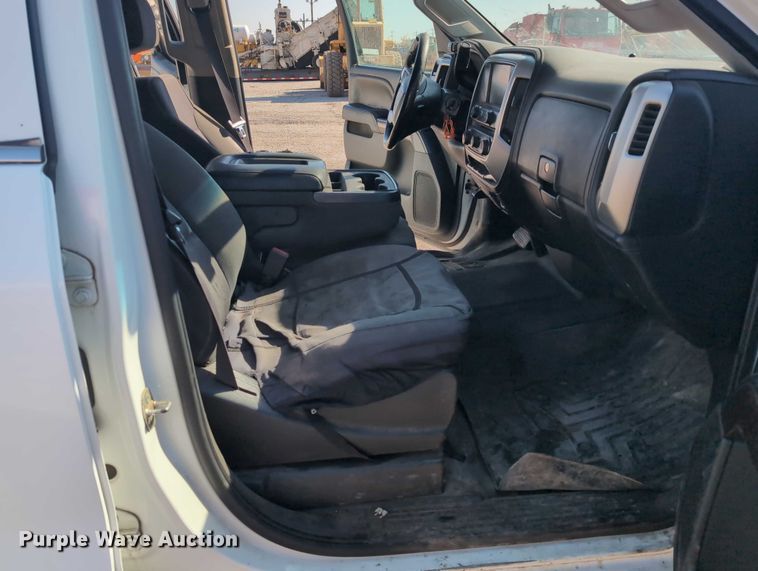 image for item ET7262 2015 GMC Sierra 2500HD Crew Cab pickup truck