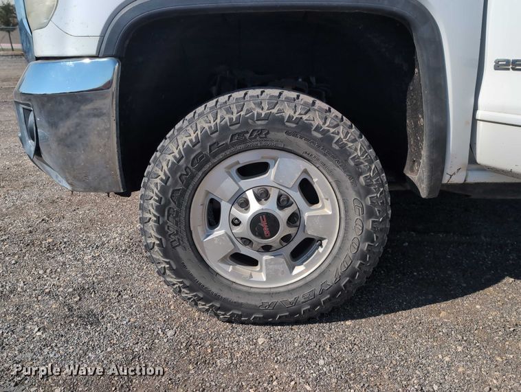 image for item ET7262 2015 GMC Sierra 2500HD Crew Cab pickup truck