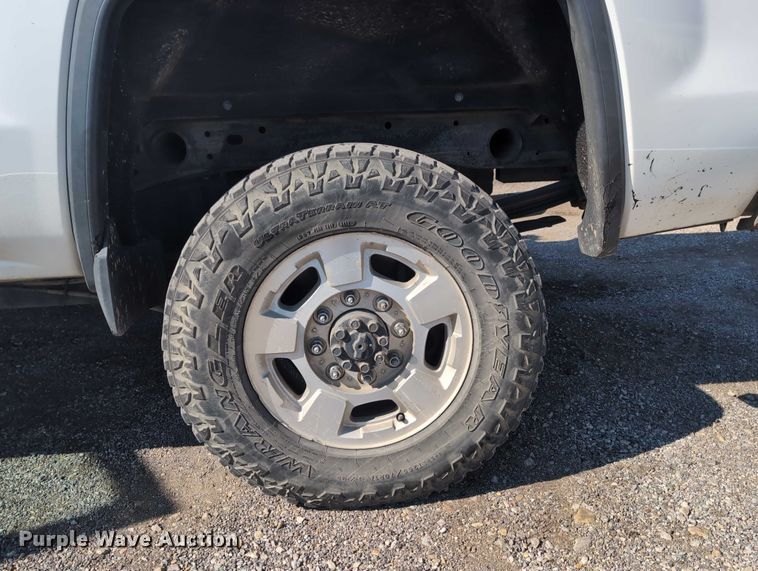 image for item ET7262 2015 GMC Sierra 2500HD Crew Cab pickup truck