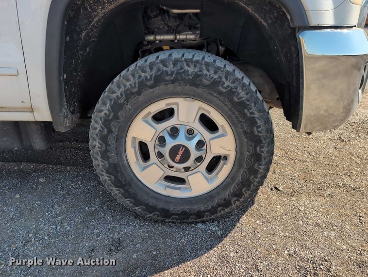 image for item ET7262 2015 GMC Sierra 2500HD Crew Cab pickup truck