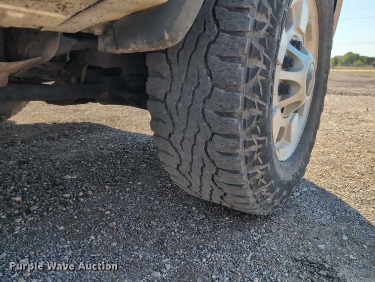 image for item ET7262 2015 GMC Sierra 2500HD Crew Cab pickup truck