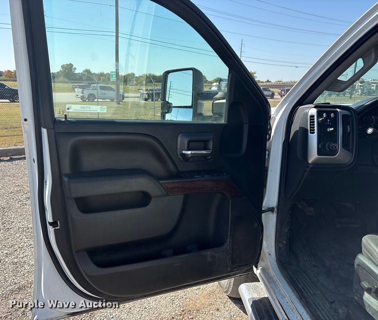 image for item ET7263 2016 GMC Sierra 2500HD Crew Cab pickup truck