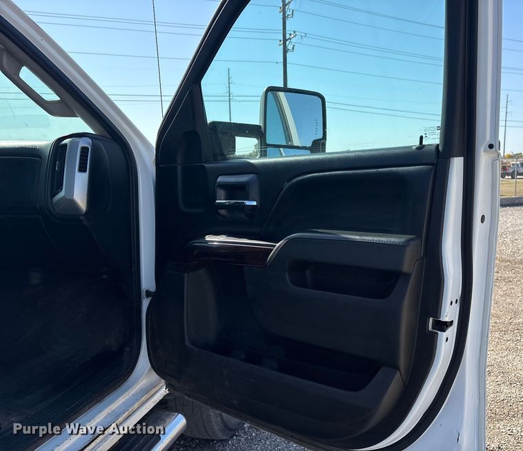 image for item ET7263 2016 GMC Sierra 2500HD Crew Cab pickup truck