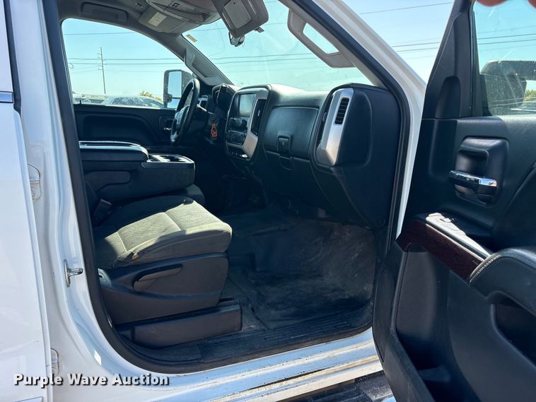 image for item ET7263 2016 GMC Sierra 2500HD Crew Cab pickup truck