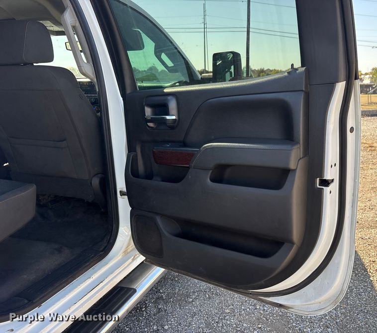 image for item ET7263 2016 GMC Sierra 2500HD Crew Cab pickup truck