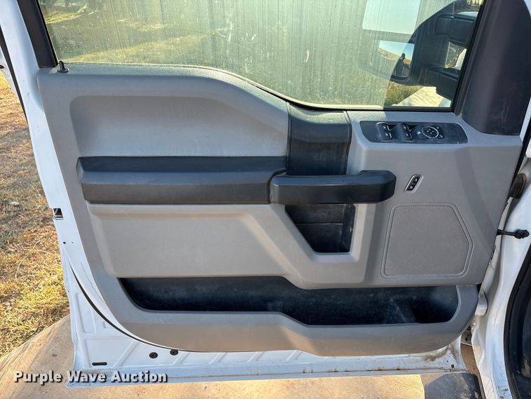 image for item EU4709 2017 Ford F350 Super Duty Crew Cab pickup truck