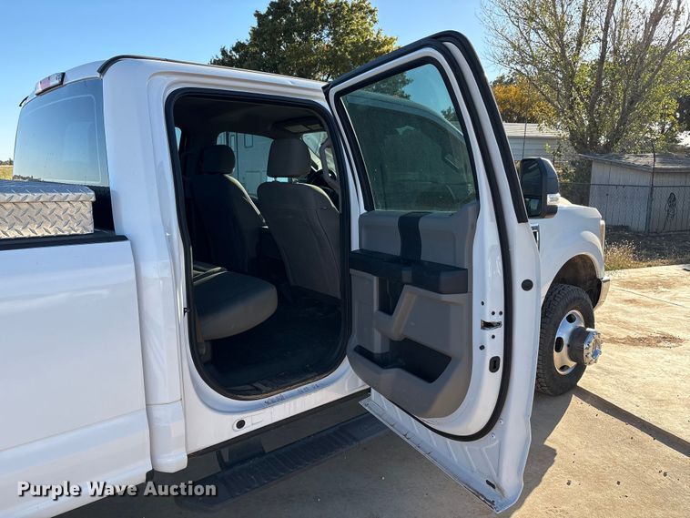 image for item EU4709 2017 Ford F350 Super Duty Crew Cab pickup truck