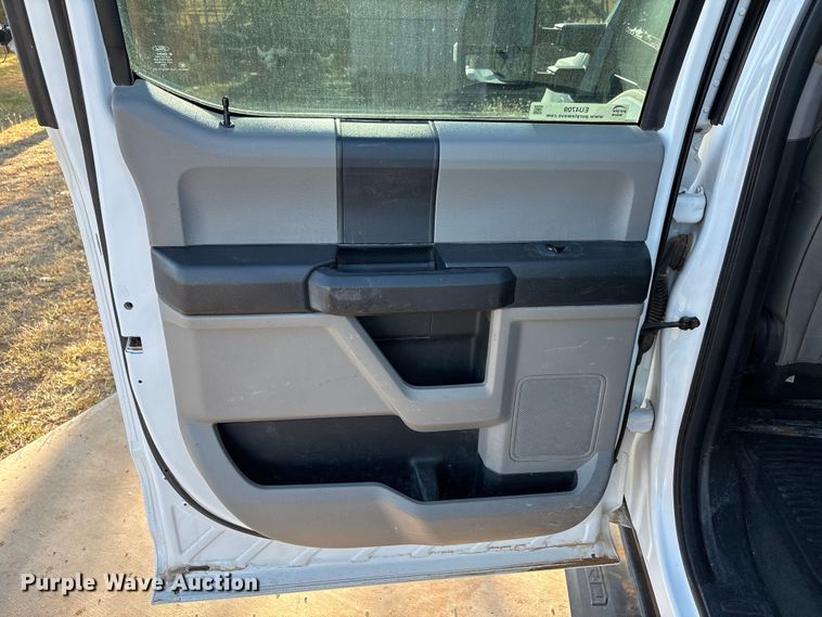 image for item EU4709 2017 Ford F350 Super Duty Crew Cab pickup truck