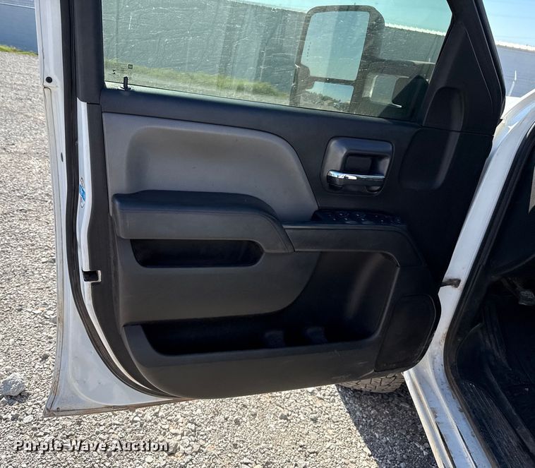 image for item EU5335 2019 Chevrolet Silverado 2500HD Double Cab pickup truck