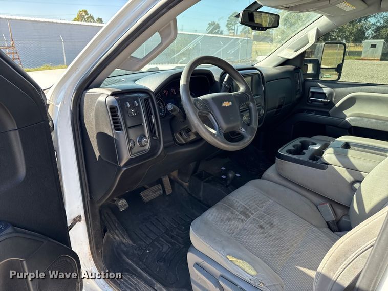 image for item EU5335 2019 Chevrolet Silverado 2500HD Double Cab pickup truck