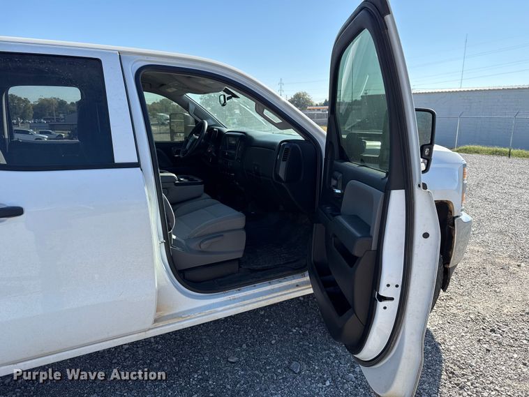 image for item EU5335 2019 Chevrolet Silverado 2500HD Double Cab pickup truck