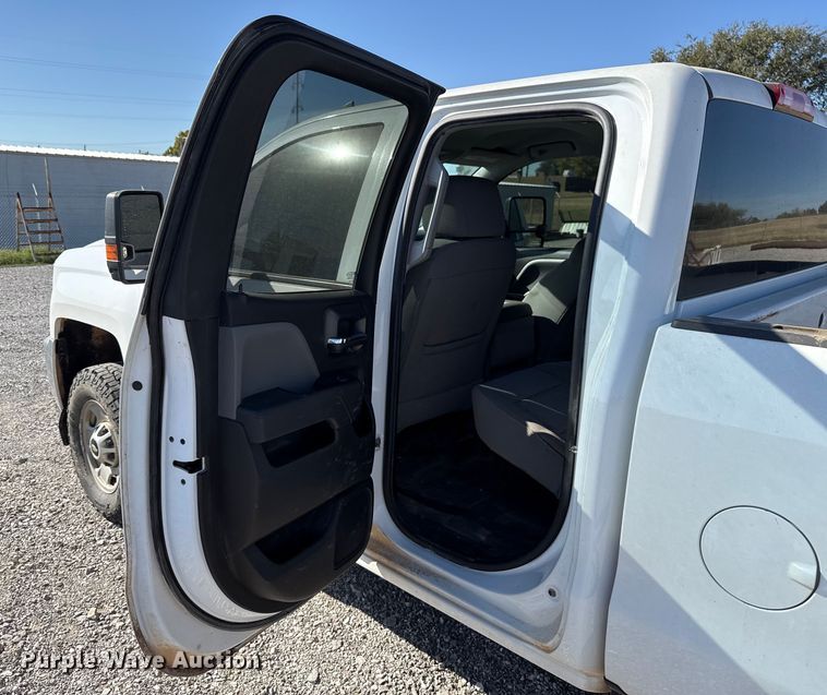 image for item EU5335 2019 Chevrolet Silverado 2500HD Double Cab pickup truck