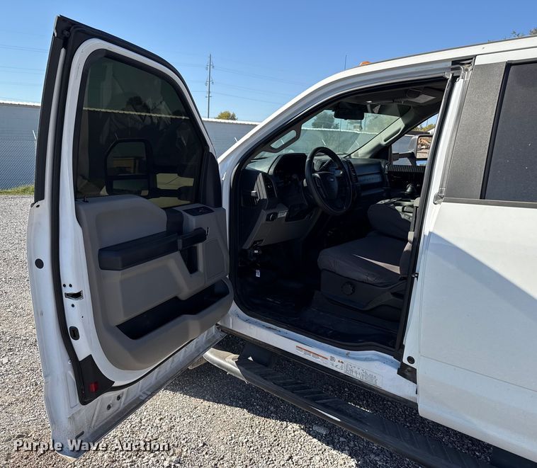 image for item EU5336 2018 Ford F550 SuperCab truck cab and chassis