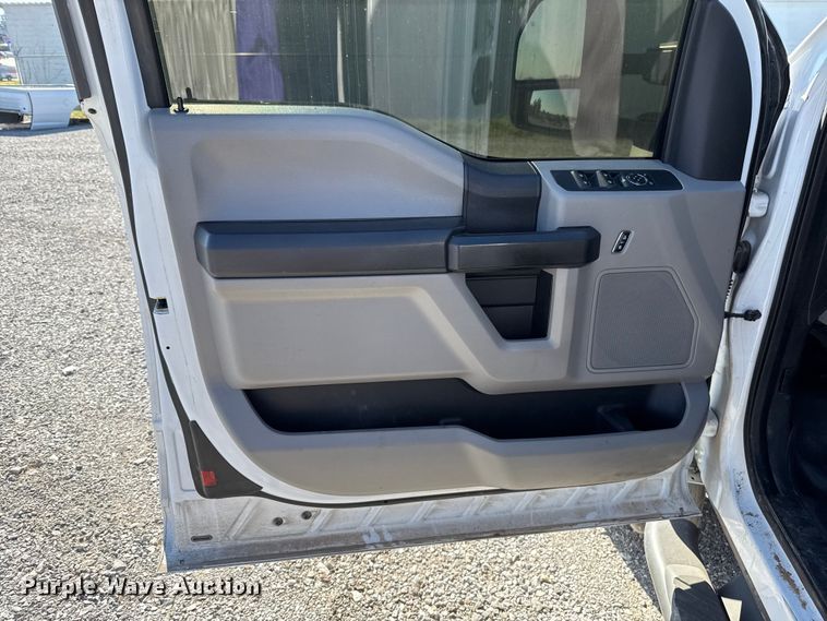 image for item EU5336 2018 Ford F550 SuperCab truck cab and chassis