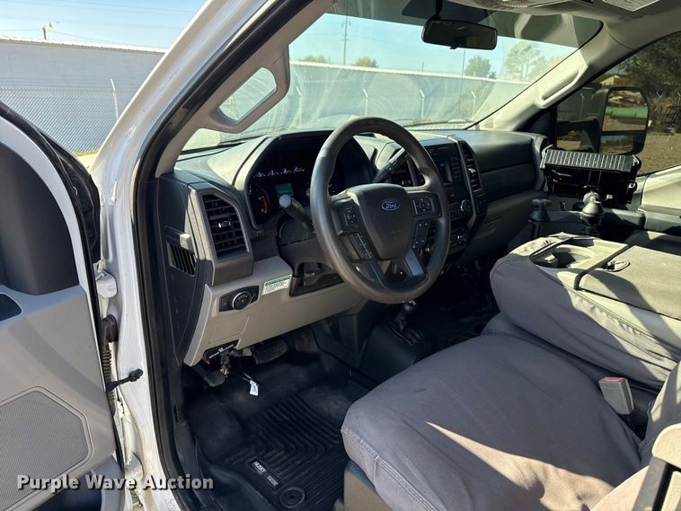 image for item EU5336 2018 Ford F550 SuperCab truck cab and chassis