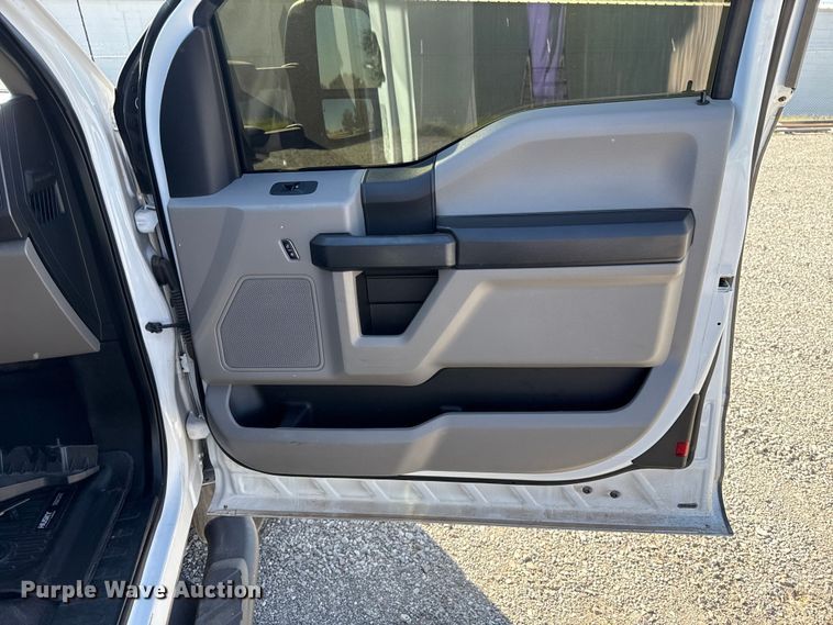 image for item EU5336 2018 Ford F550 SuperCab truck cab and chassis