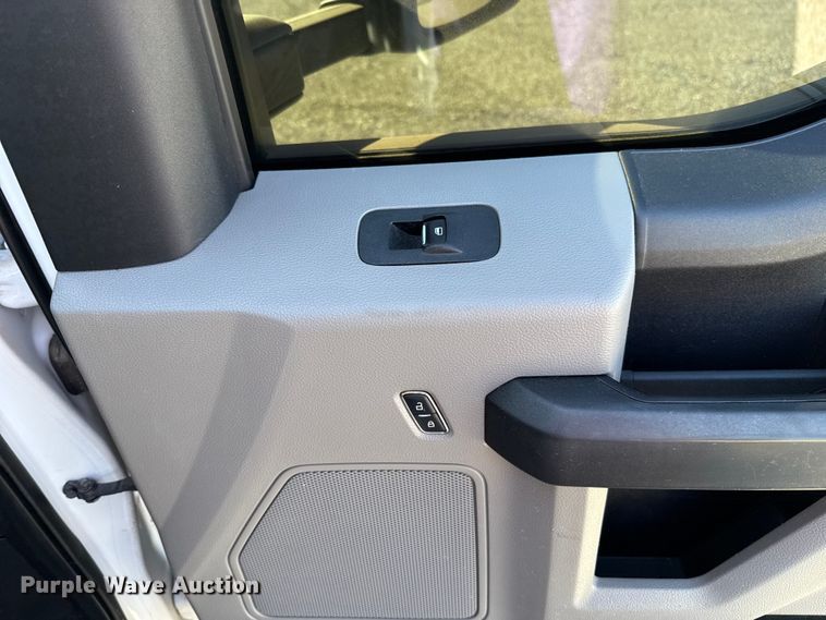 image for item EU5336 2018 Ford F550 SuperCab truck cab and chassis