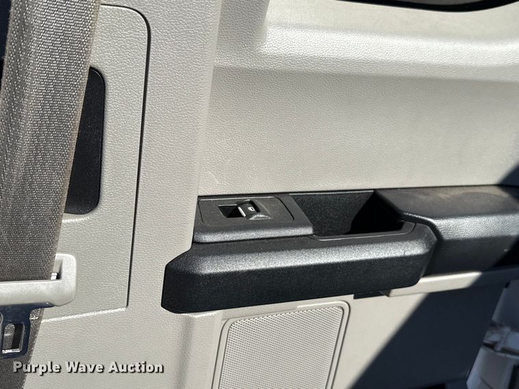 image for item EU5336 2018 Ford F550 SuperCab truck cab and chassis