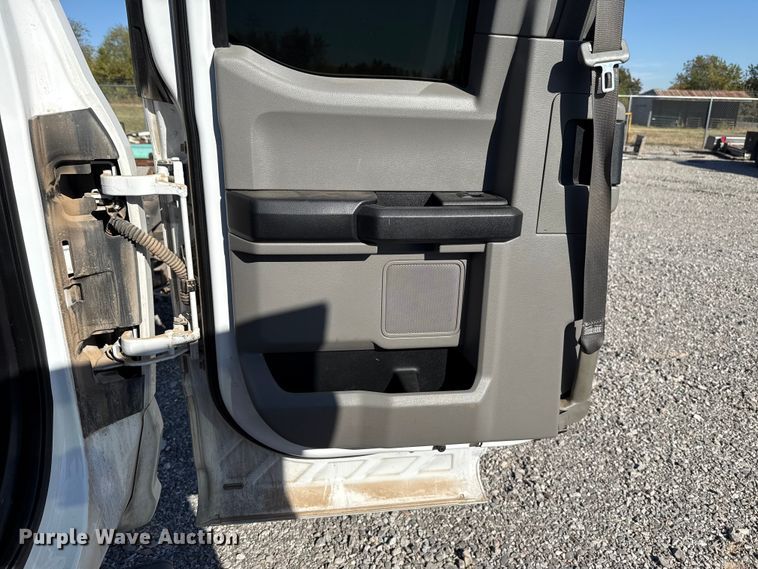 image for item EU5336 2018 Ford F550 SuperCab truck cab and chassis