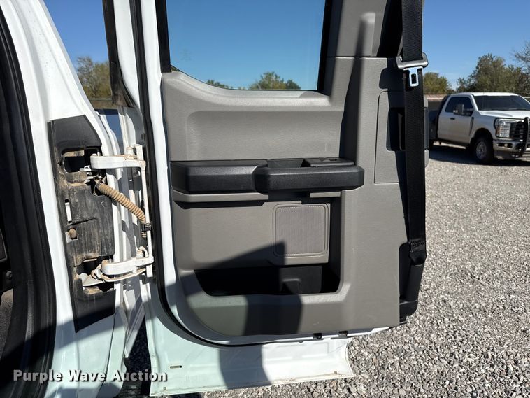 image for item EU5340 2021 Ford F250 Super Duty SuperCab pickup truck