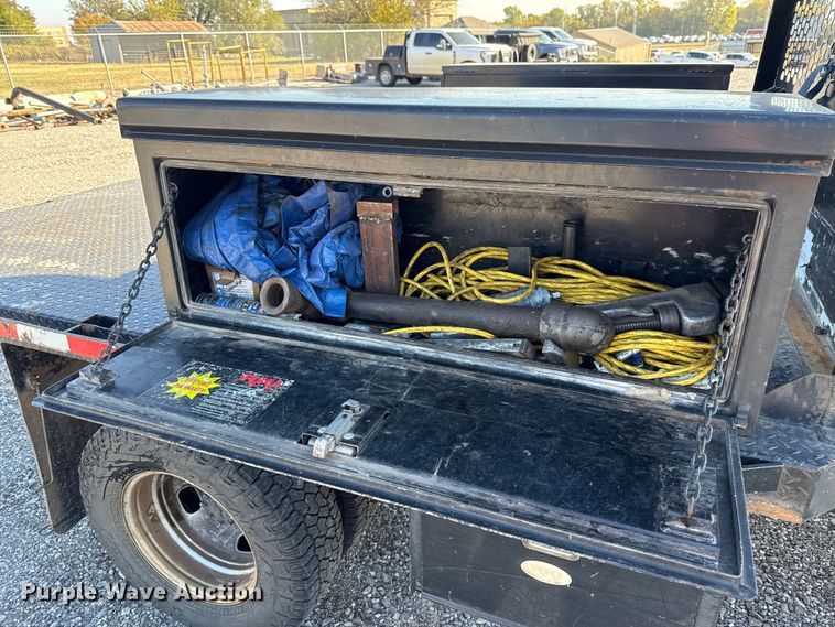 image for item EU5341 2021 Ford F350 Super Duty  SuperCab flatbed pickup truck