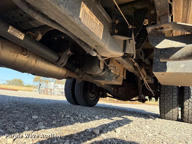 image for item EU5341 2021 Ford F350 Super Duty  SuperCab flatbed pickup truck