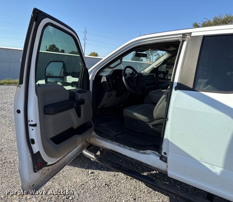 image for item EU5341 2021 Ford F350 Super Duty  SuperCab flatbed pickup truck