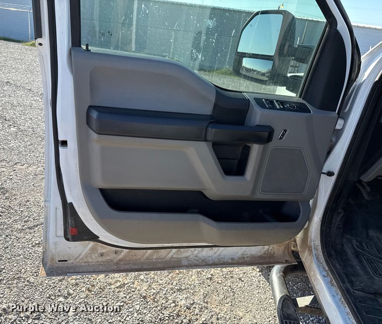 image for item EU5341 2021 Ford F350 Super Duty  SuperCab flatbed pickup truck