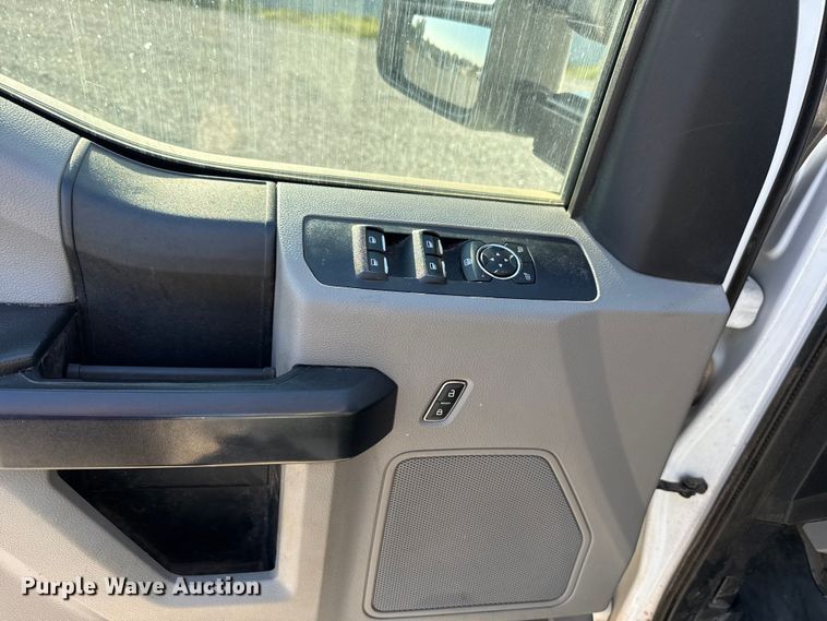 image for item EU5341 2021 Ford F350 Super Duty  SuperCab flatbed pickup truck