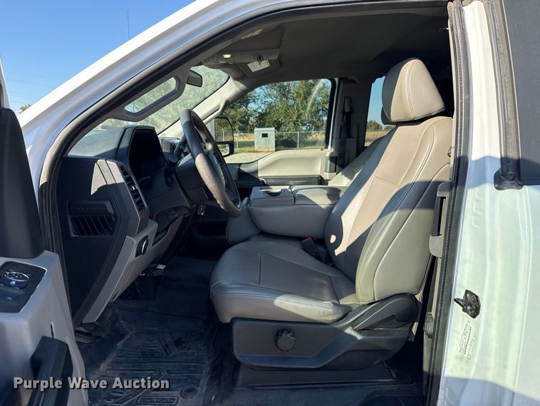 image for item EU5341 2021 Ford F350 Super Duty  SuperCab flatbed pickup truck