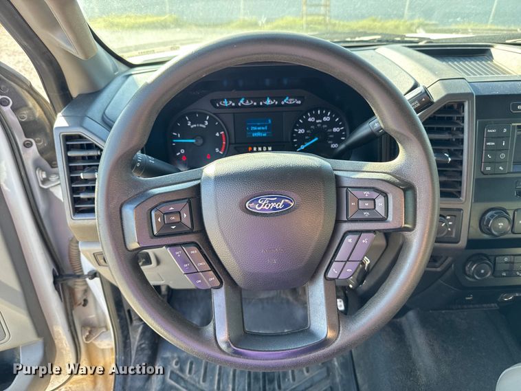 image for item EU5341 2021 Ford F350 Super Duty  SuperCab flatbed pickup truck