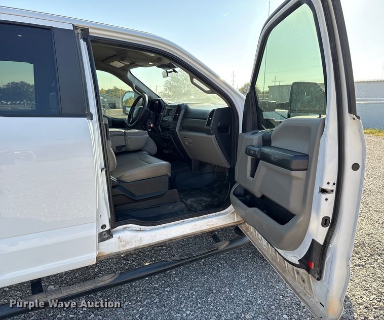 image for item EU5341 2021 Ford F350 Super Duty  SuperCab flatbed pickup truck