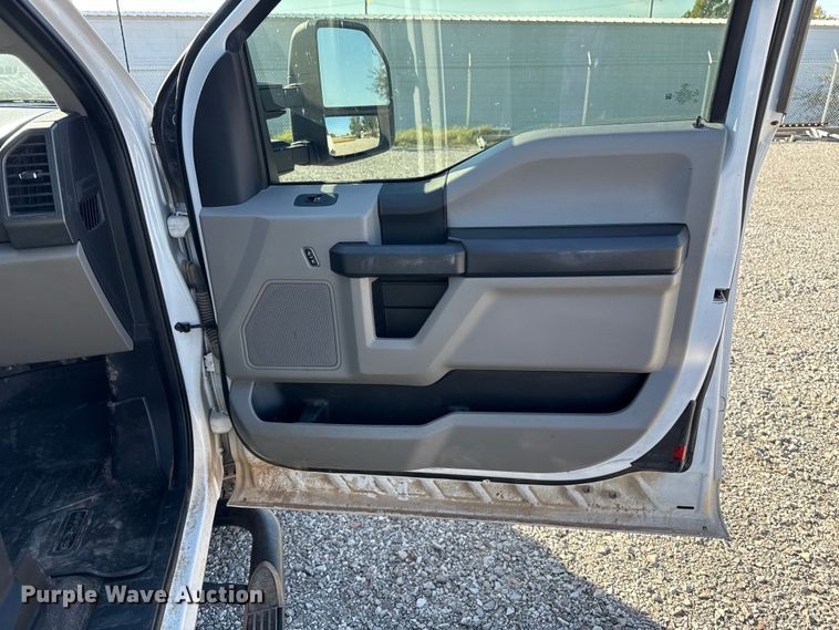 image for item EU5341 2021 Ford F350 Super Duty  SuperCab flatbed pickup truck