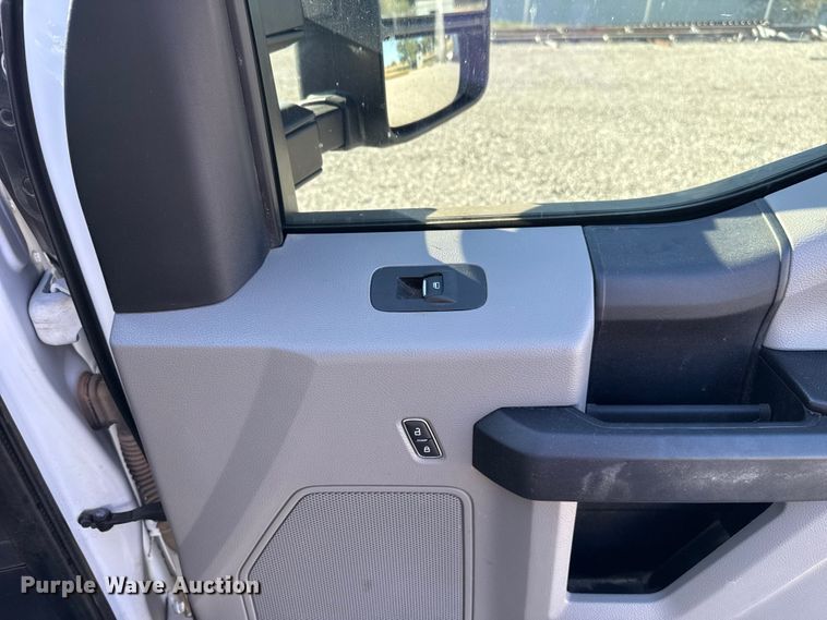 image for item EU5341 2021 Ford F350 Super Duty  SuperCab flatbed pickup truck