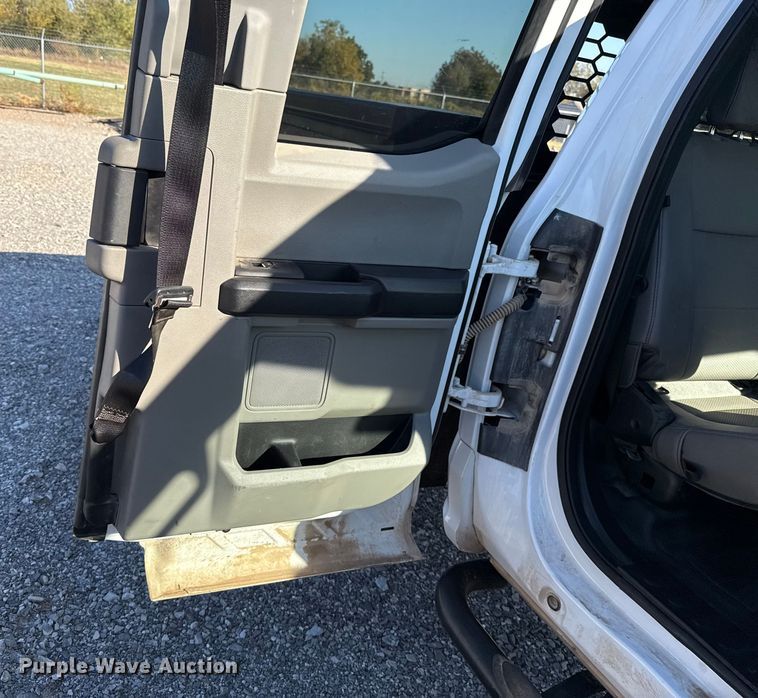 image for item EU5341 2021 Ford F350 Super Duty  SuperCab flatbed pickup truck