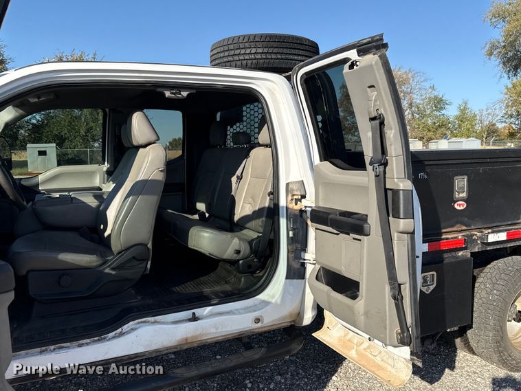 image for item EU5341 2021 Ford F350 Super Duty  SuperCab flatbed pickup truck